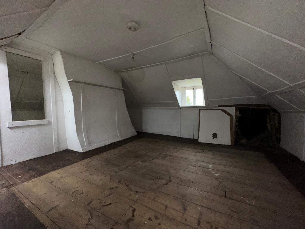 Lot: 103 - THREE-BEDROOM SEMI-DETACHED HOUSE FOR REPAIR - Top Floor Bedroom